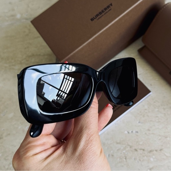 BURBERRY Sunglasses, B4243 3001/87, Authentic with tags - Picture 10 of 11